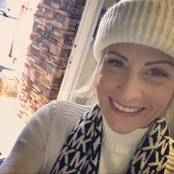 Meet your Posher, Mindy - Picture 1 of 1